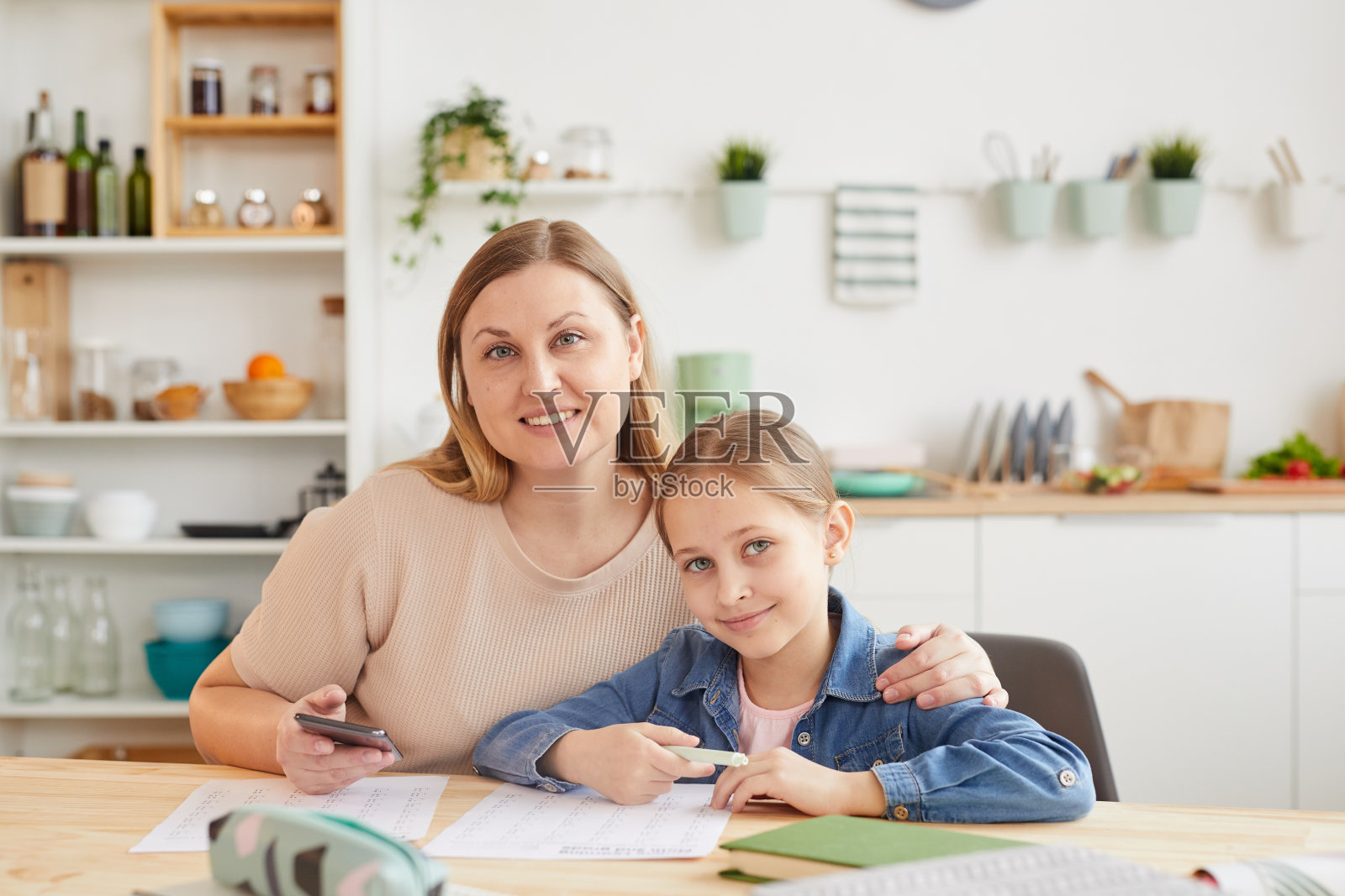 母亲和女儿做作业的肖像照片摄影图片