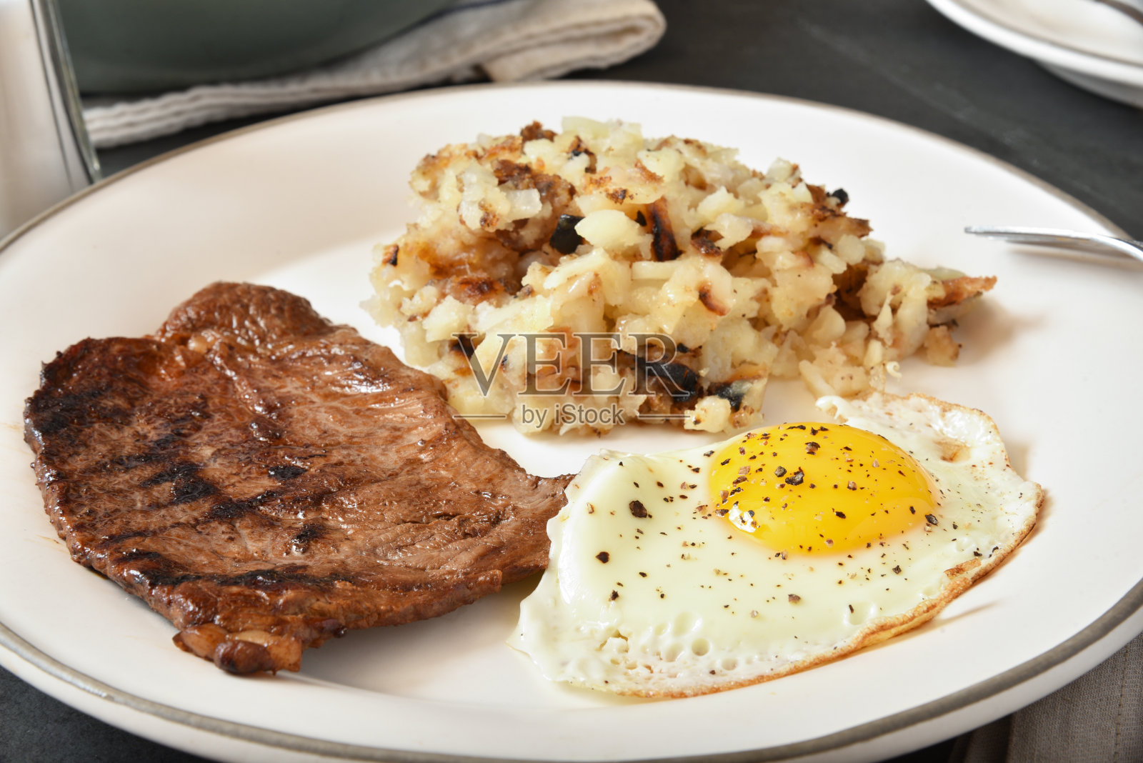 健康早餐有牛排、鸡蛋和土豆饼照片摄影图片