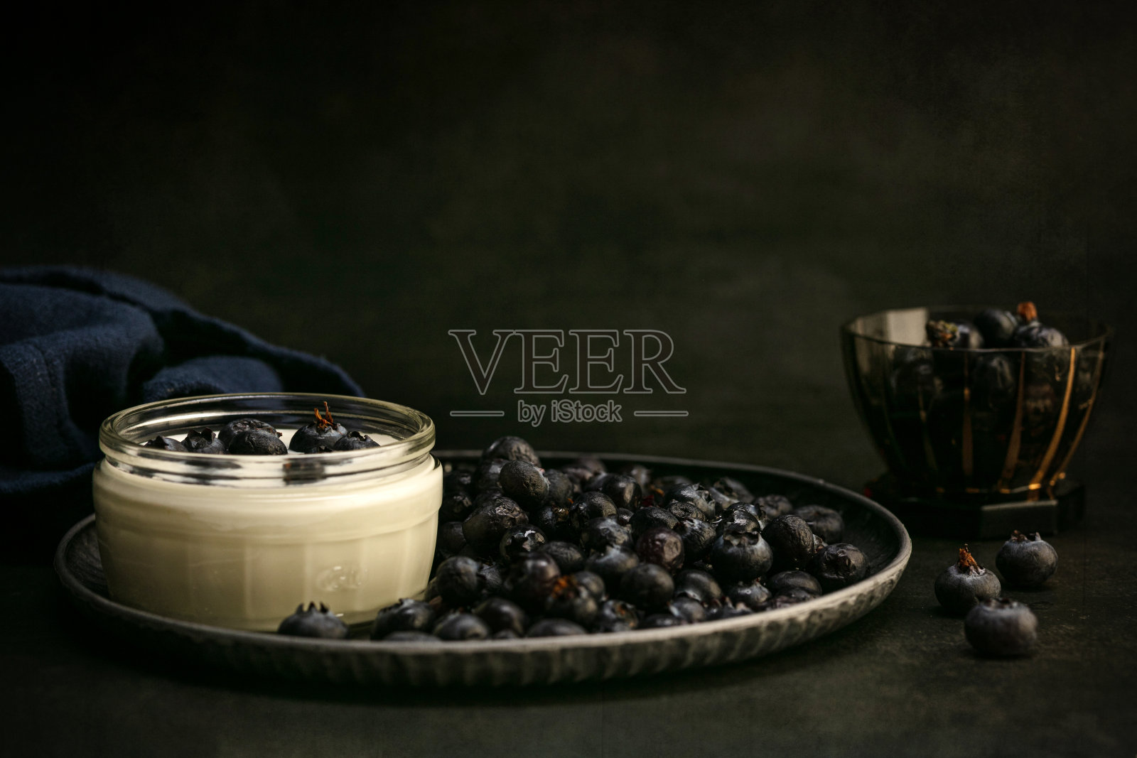 碗里的蓝莓白干酪照片摄影图片