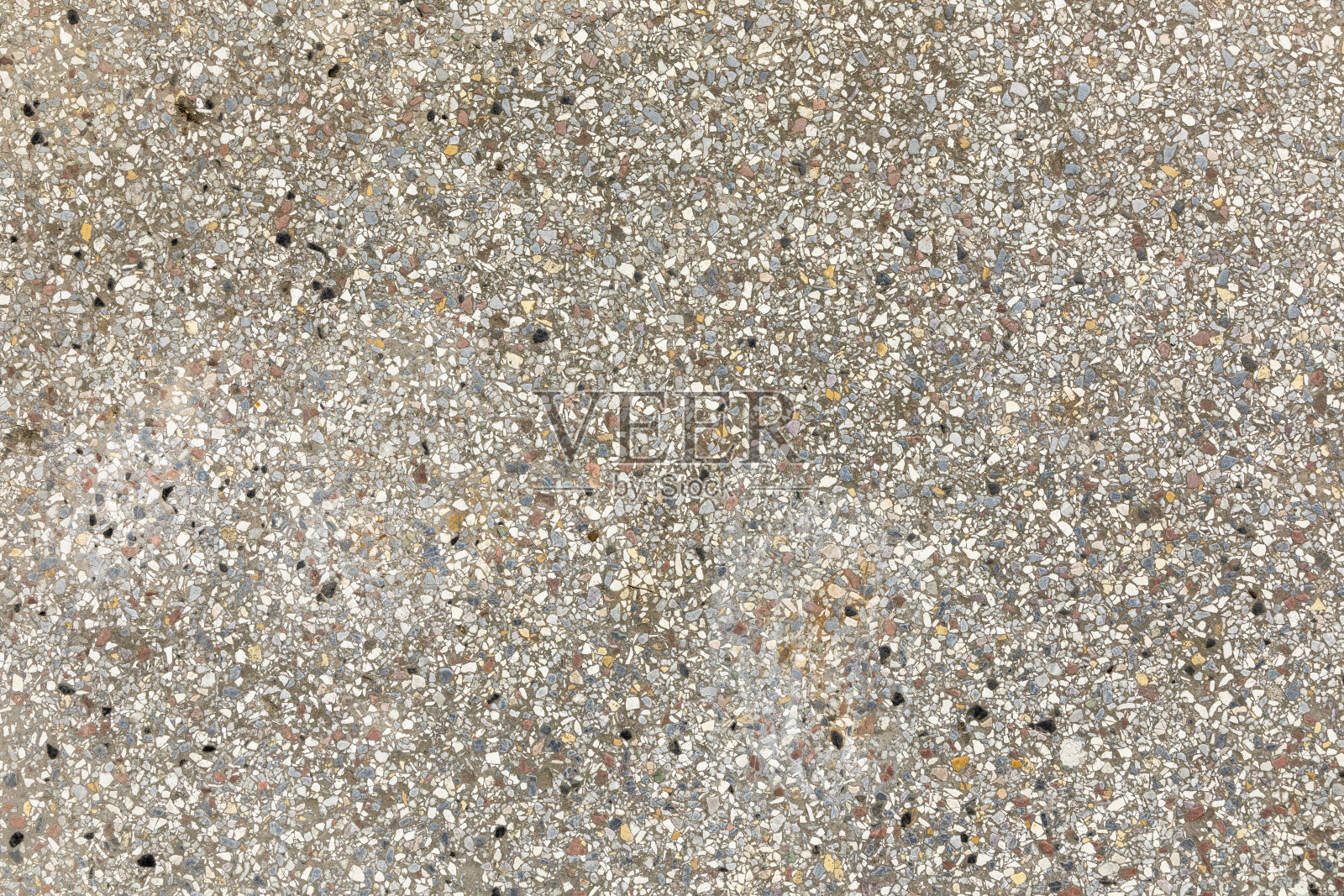 用小块大理石和天然石头砌成的旧混凝土地板照片摄影图片