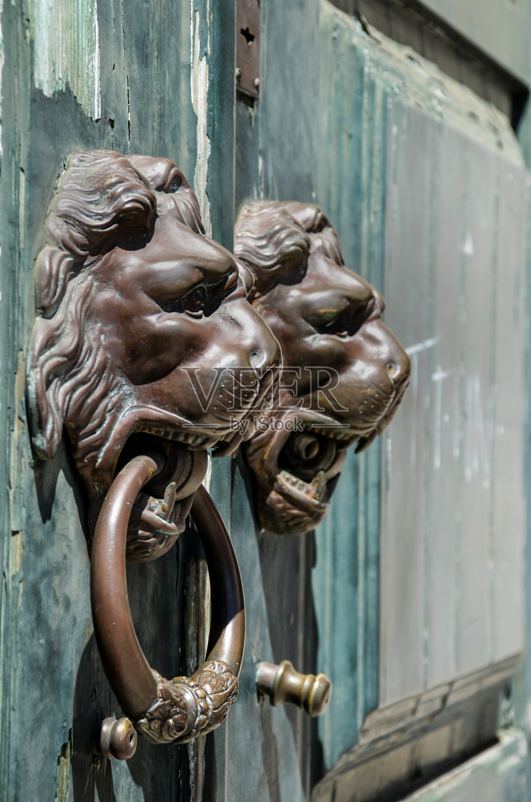 葡萄牙里斯本街头的狮头门环照片摄影图片