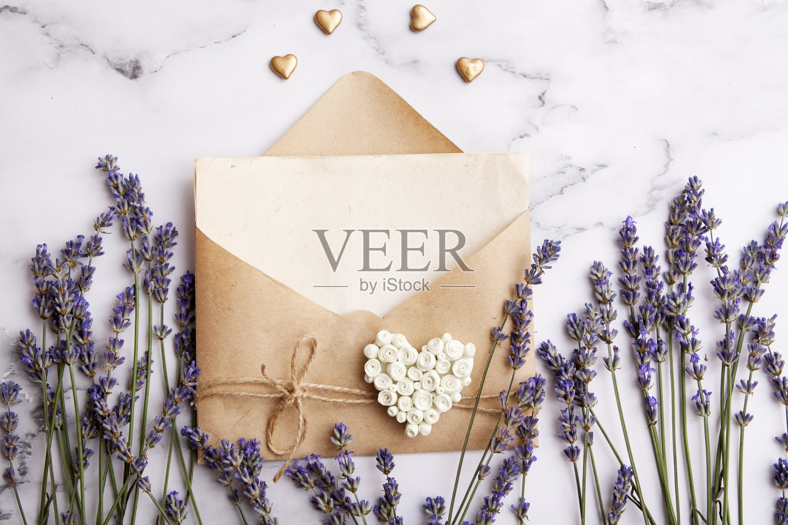 信封装着文案空间，薰衣草，爱心。情书，婚礼概念照片摄影图片