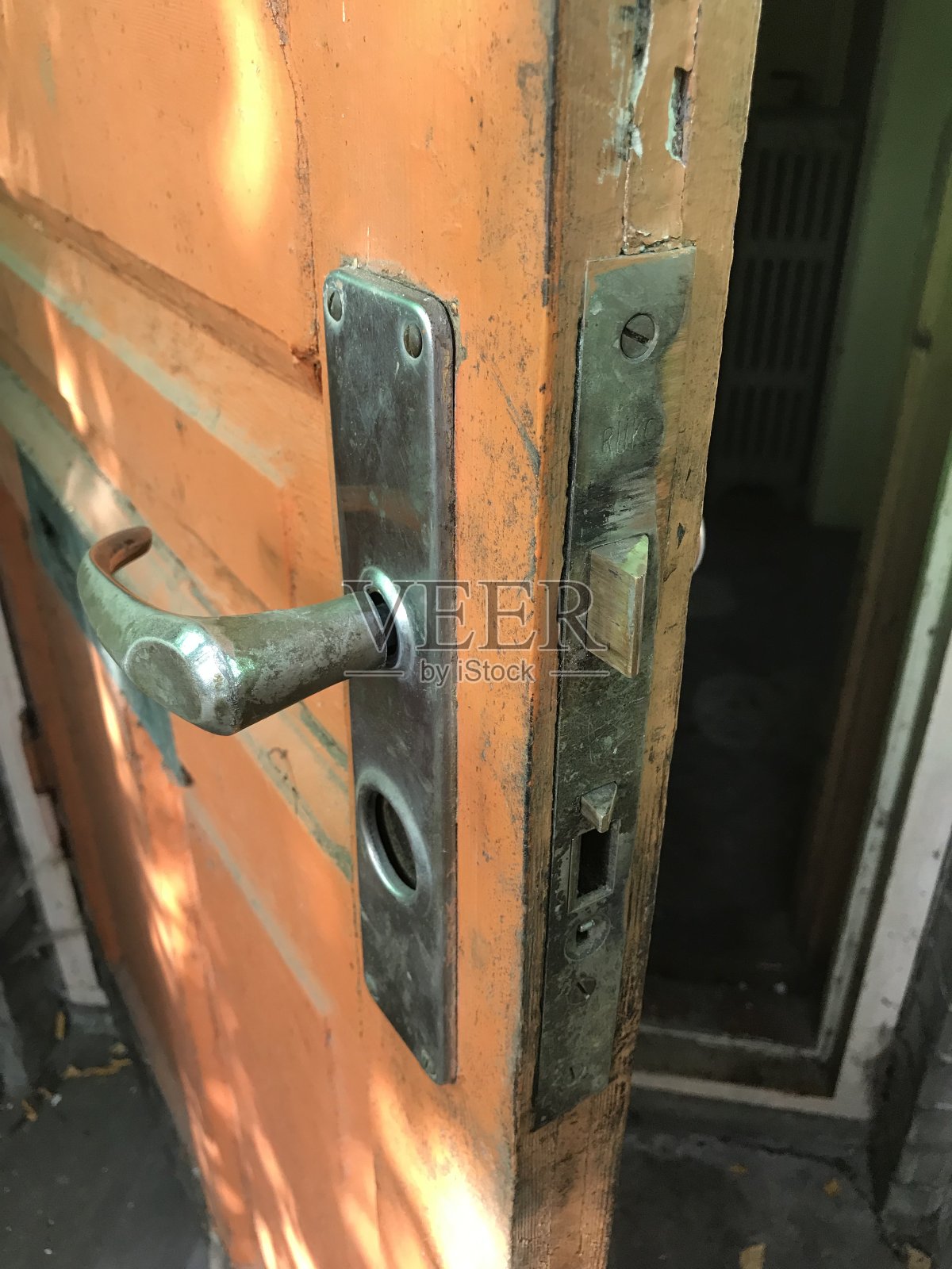 有旧金属把手的旧门，锁坏了照片摄影图片