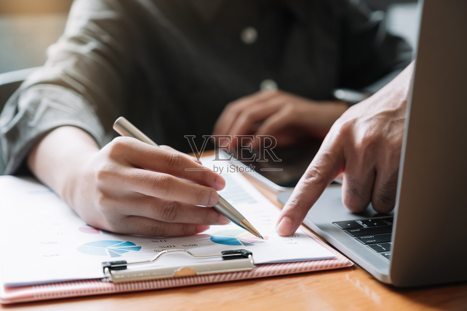 结束商务会议，讨论财务、税务、会计、统计和分析研究概念照片摄影图片