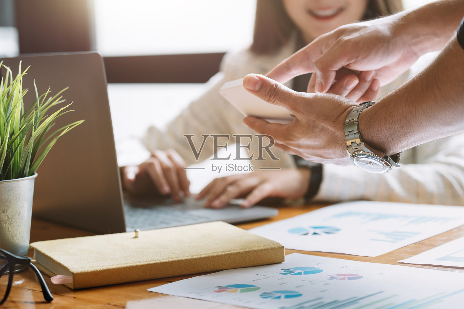 亚洲商务顾问会议用计算器分析和讨论财务报告的情况。照片摄影图片