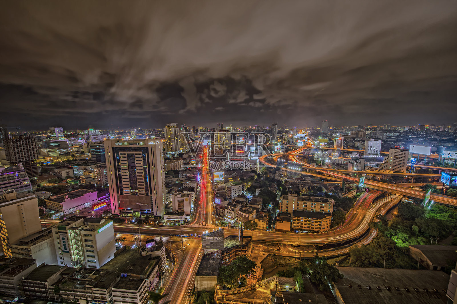 夜景城市景观商业区makkasan区，baiyok塔，Ratchaprarop区，曼谷，泰国)鸟瞰高层建筑在黄昏照片摄影图片