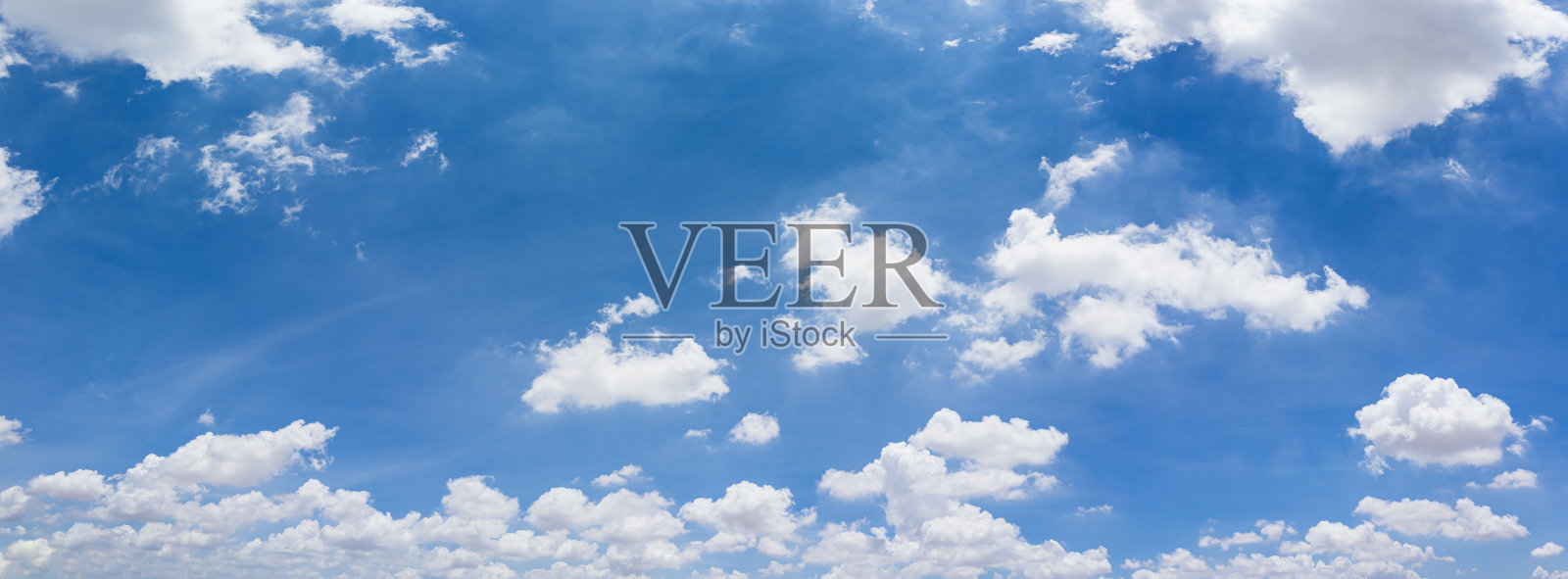 全景蓝天和白云与日光自然背景。照片摄影图片