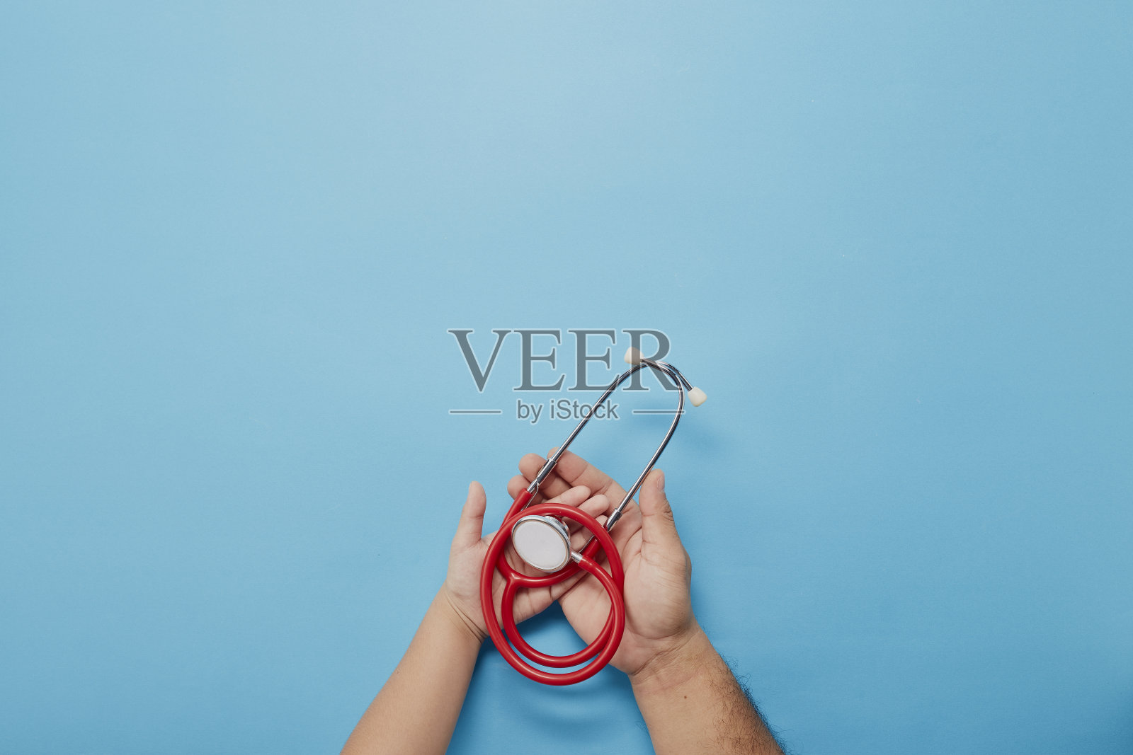 成人和儿童手握红色听诊器照片摄影图片