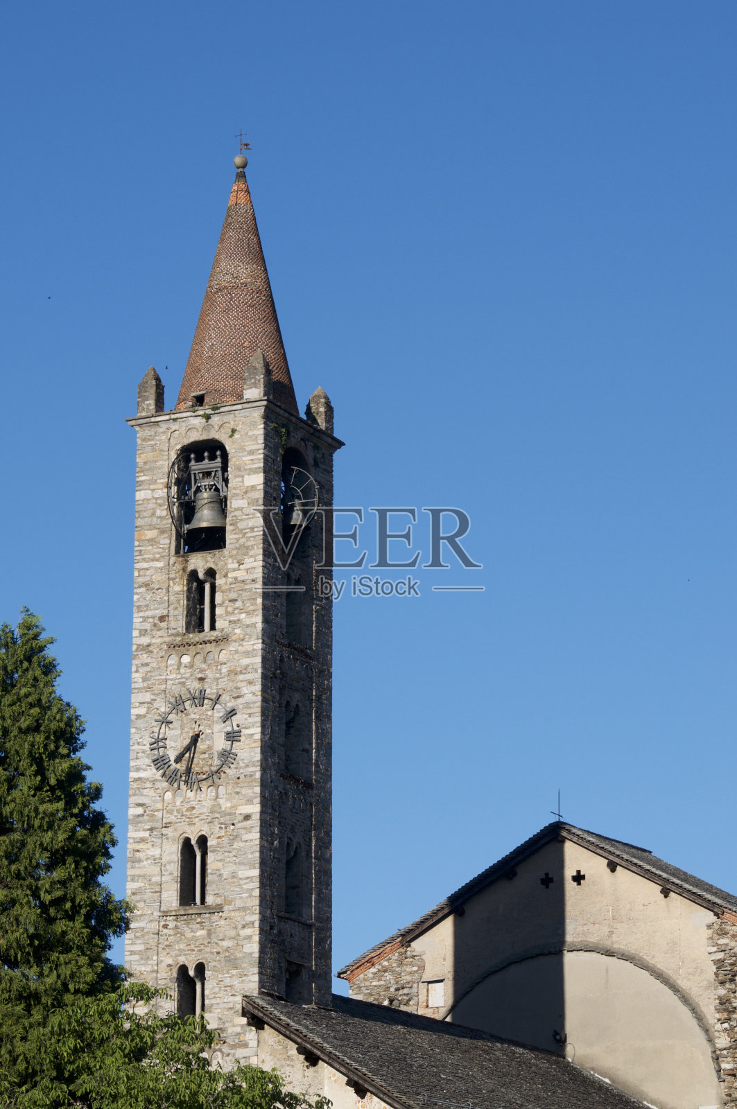位于提契诺坎顿的泰瑟雷特村的圣斯特凡诺教堂照片摄影图片