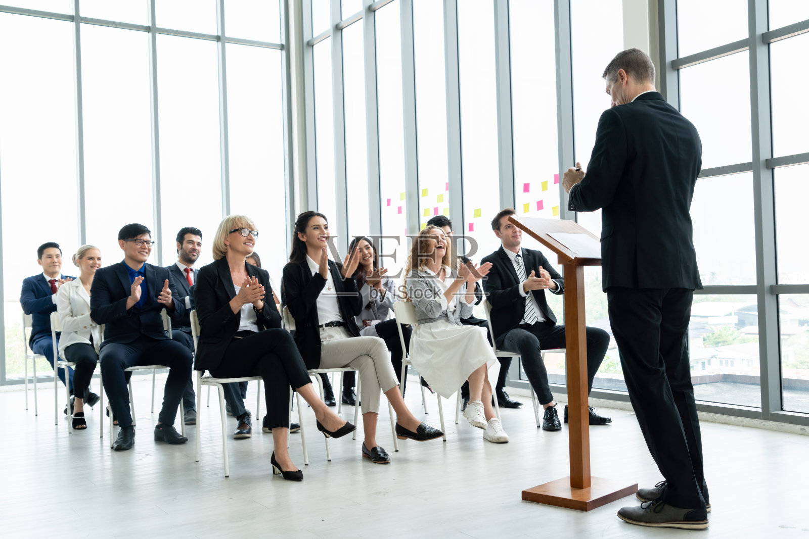 在研讨会上开会的一群商务人士照片摄影图片