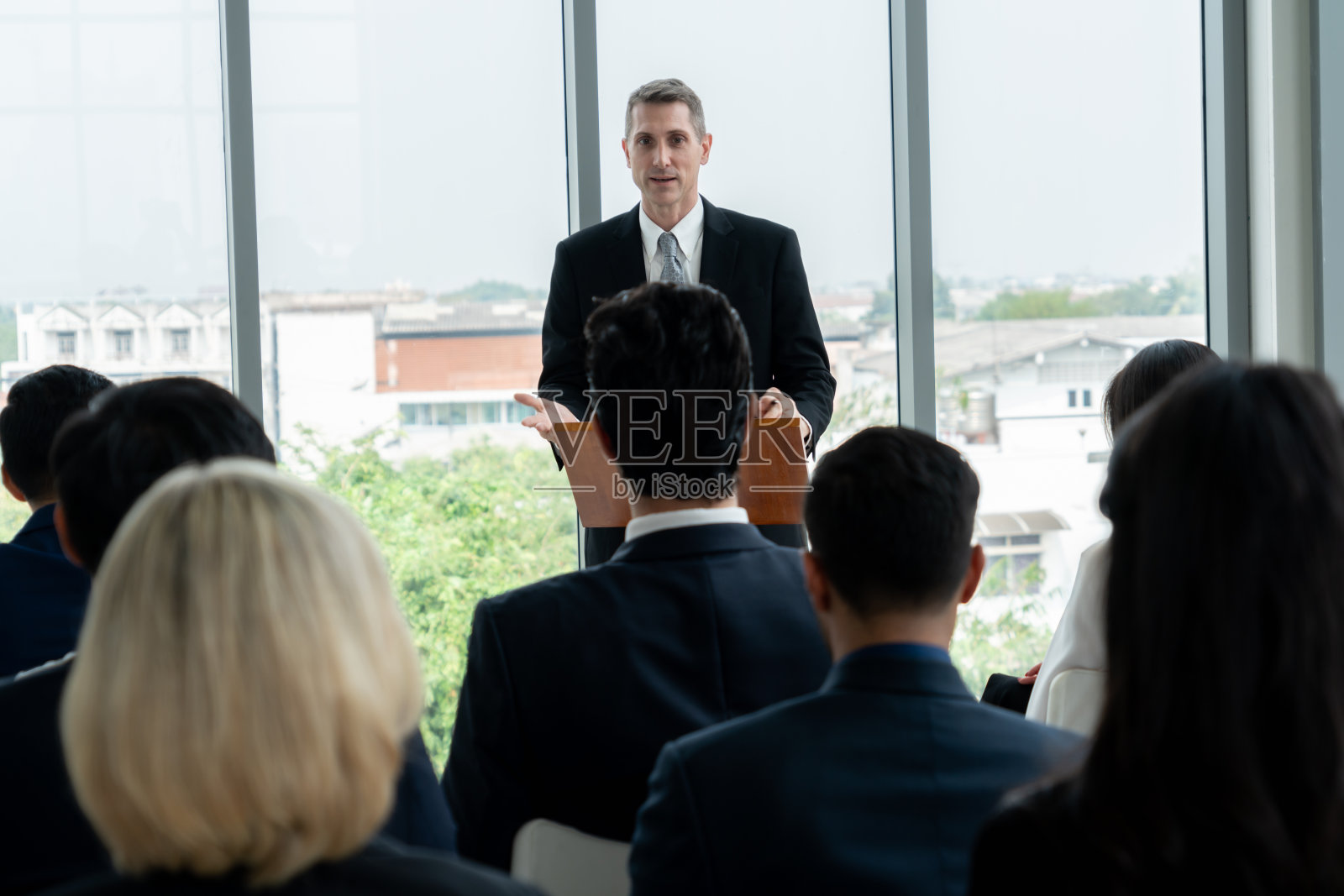 在研讨会上开会的一群商务人士照片摄影图片