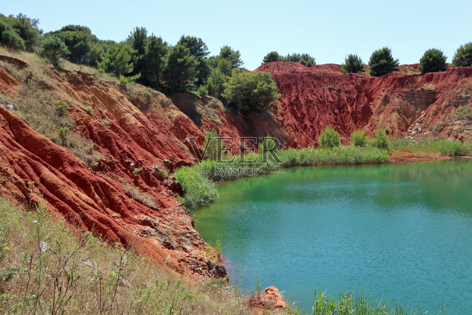 奥特朗托——铝土矿湖岸一瞥照片摄影图片