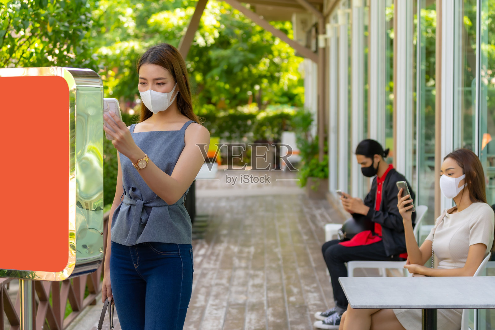 亚洲女子在网上搜索餐厅排队。照片摄影图片
