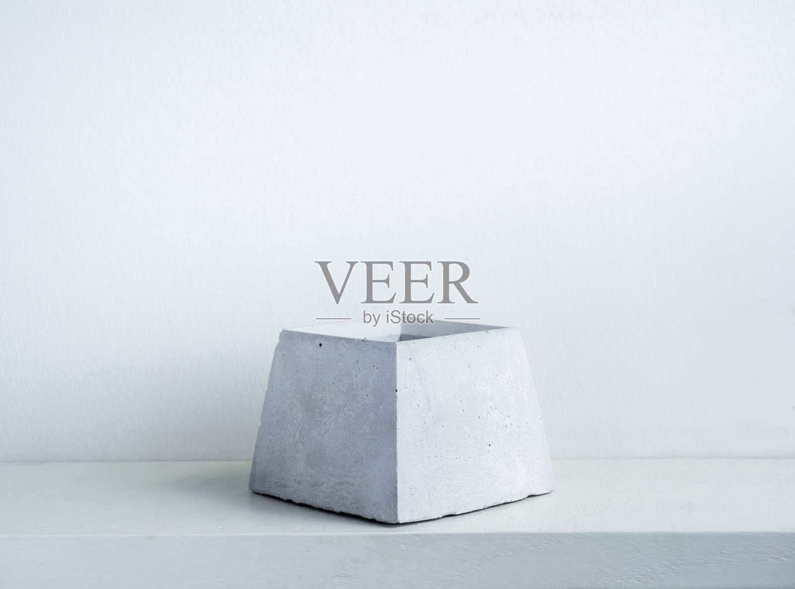 混凝土花盆。几何形状的水泥播种机。照片摄影图片