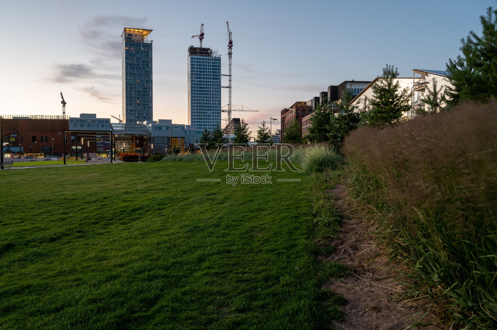 新建住宅区中的公园景色照片摄影图片