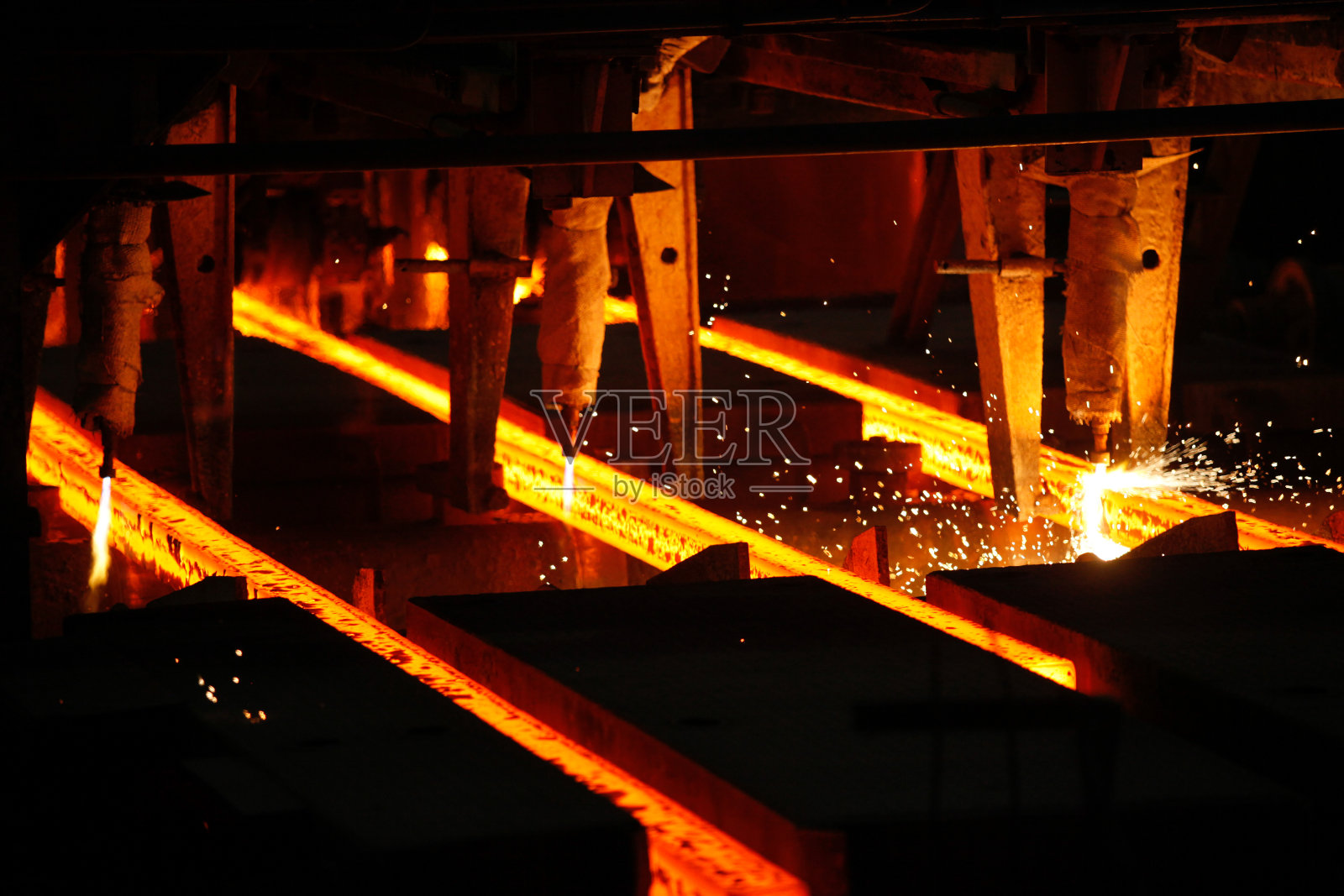 冶金厂火炬切割钢坯。冶金生产、重工业、工程、炼钢。照片摄影图片