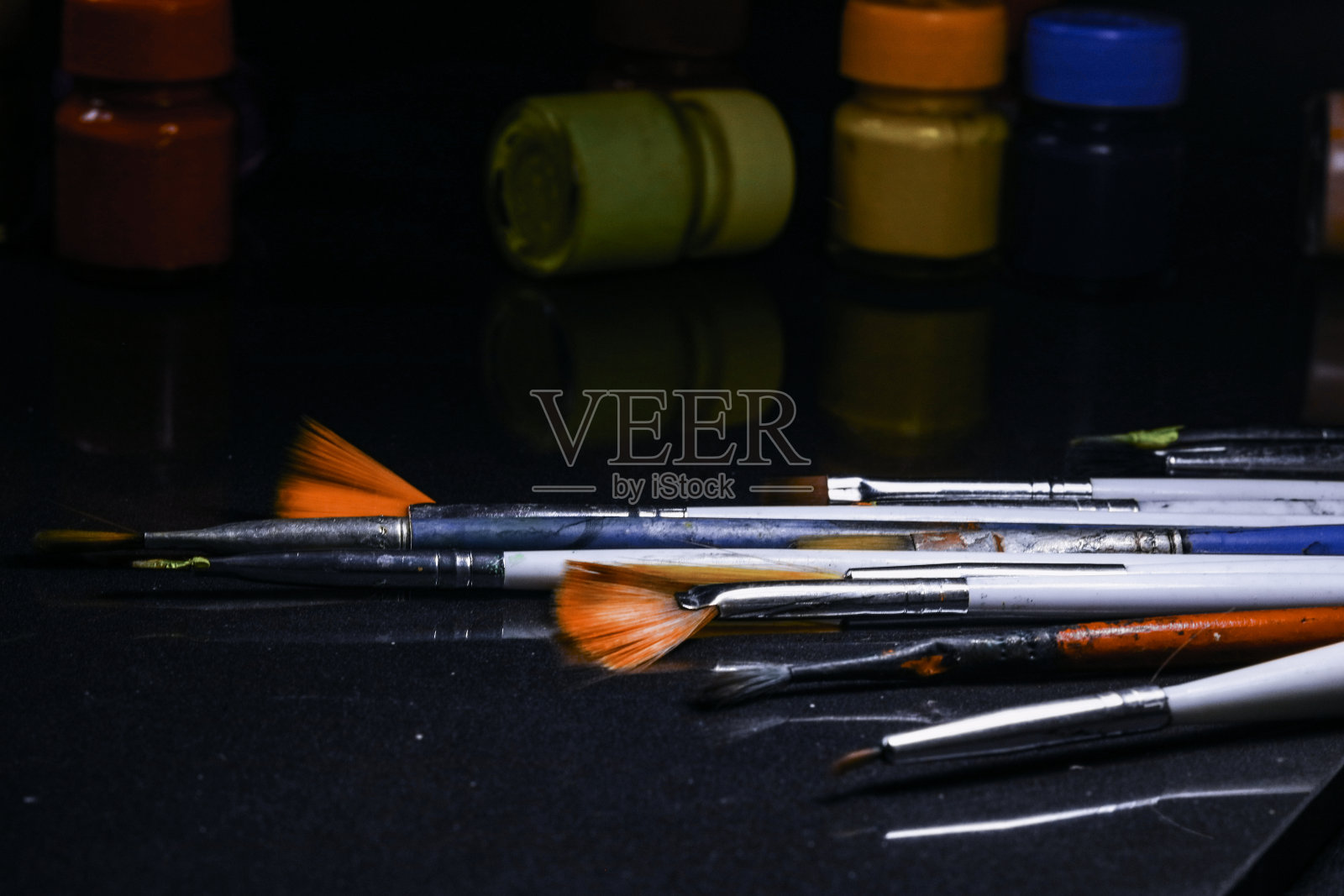 多色涂料与画笔照片摄影图片