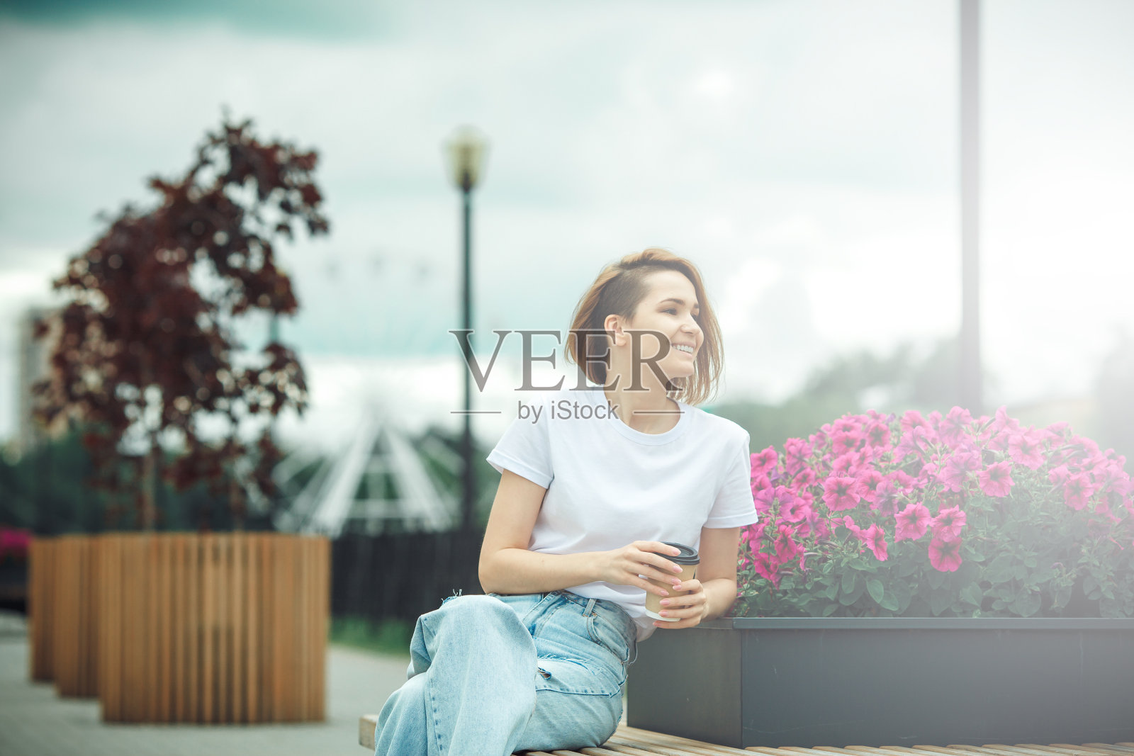 年轻的城市女孩拿着纸杯咖啡照片摄影图片