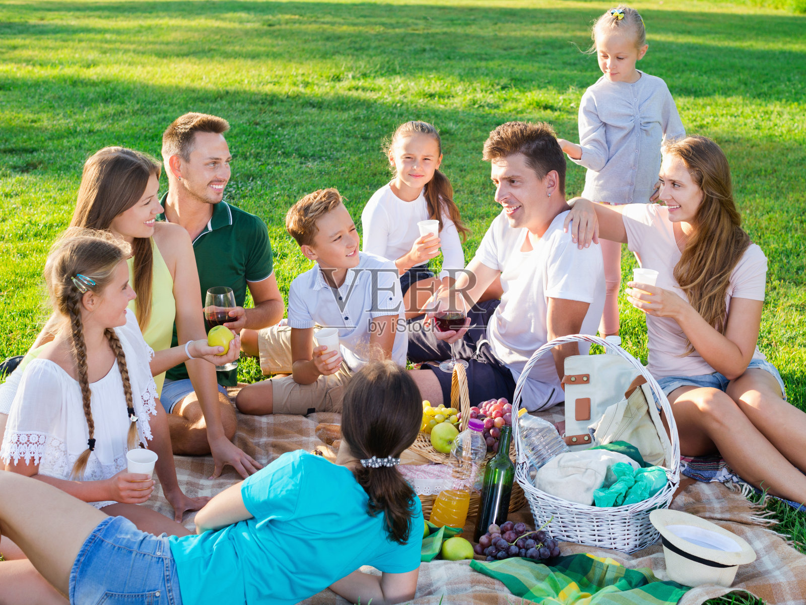 父母与孩子在夏天野餐的肖像照片摄影图片