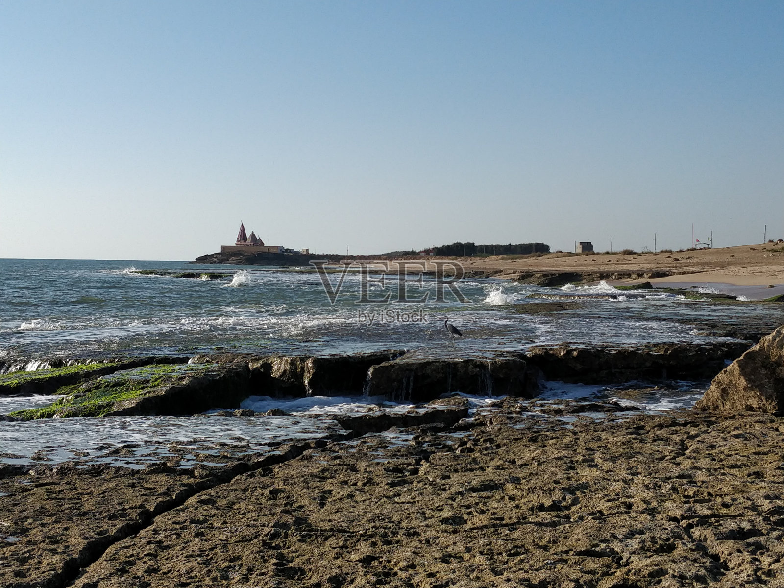 印度古吉拉特邦的Chorwad海滩上海浪的景象照片摄影图片
