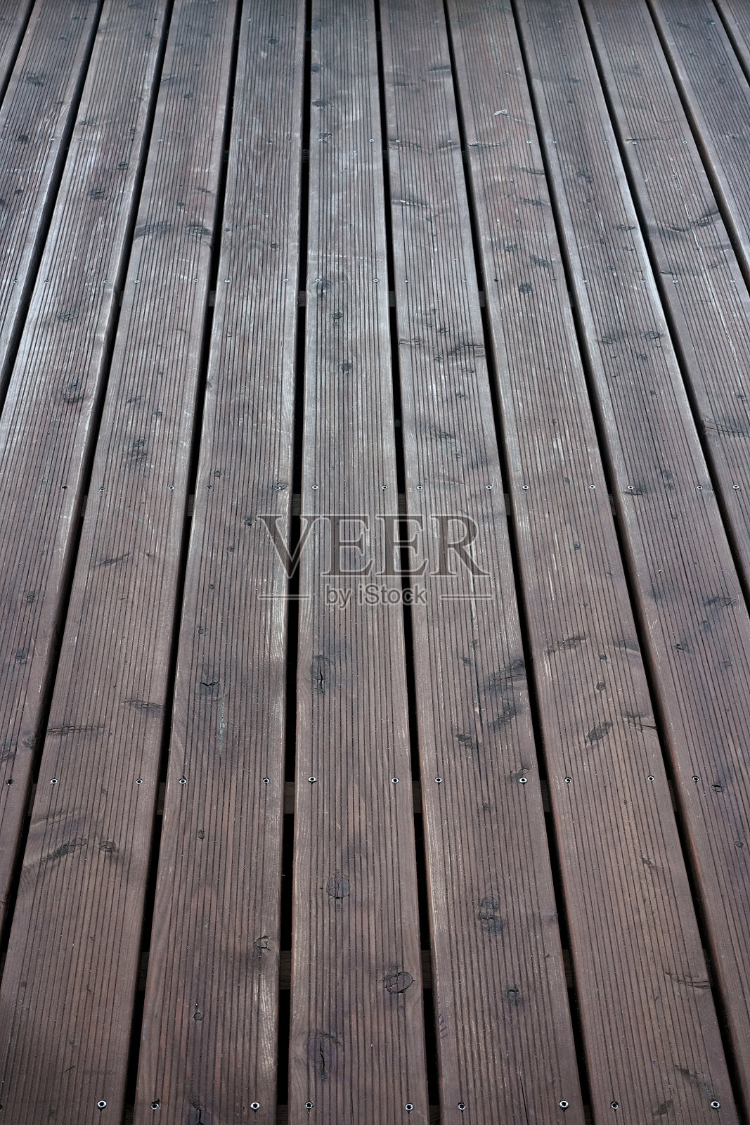 露台地板由凹槽，深色板照片摄影图片