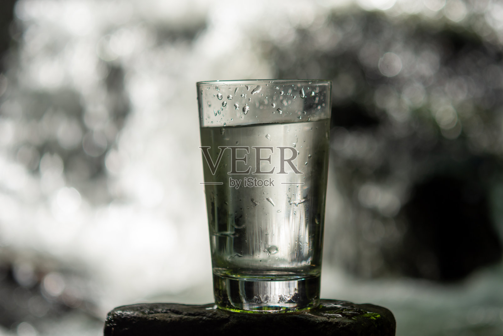 喝河水照片摄影图片