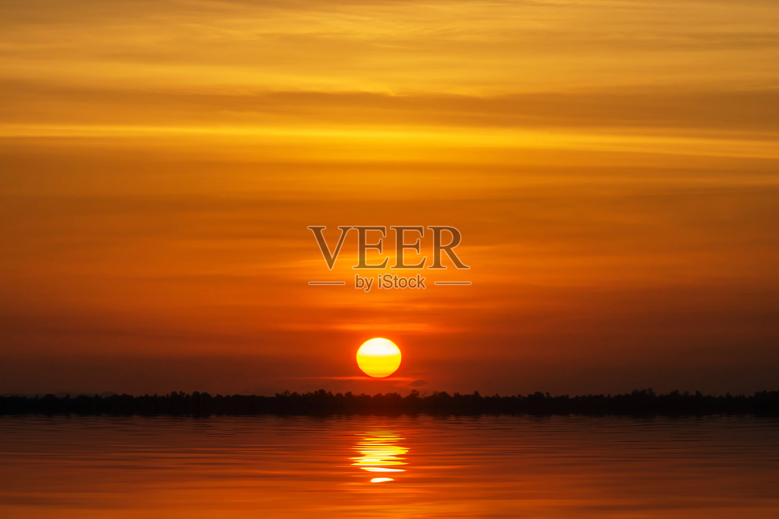 镜面水的倒影，夕阳天空在湖在金色的时间。照片摄影图片