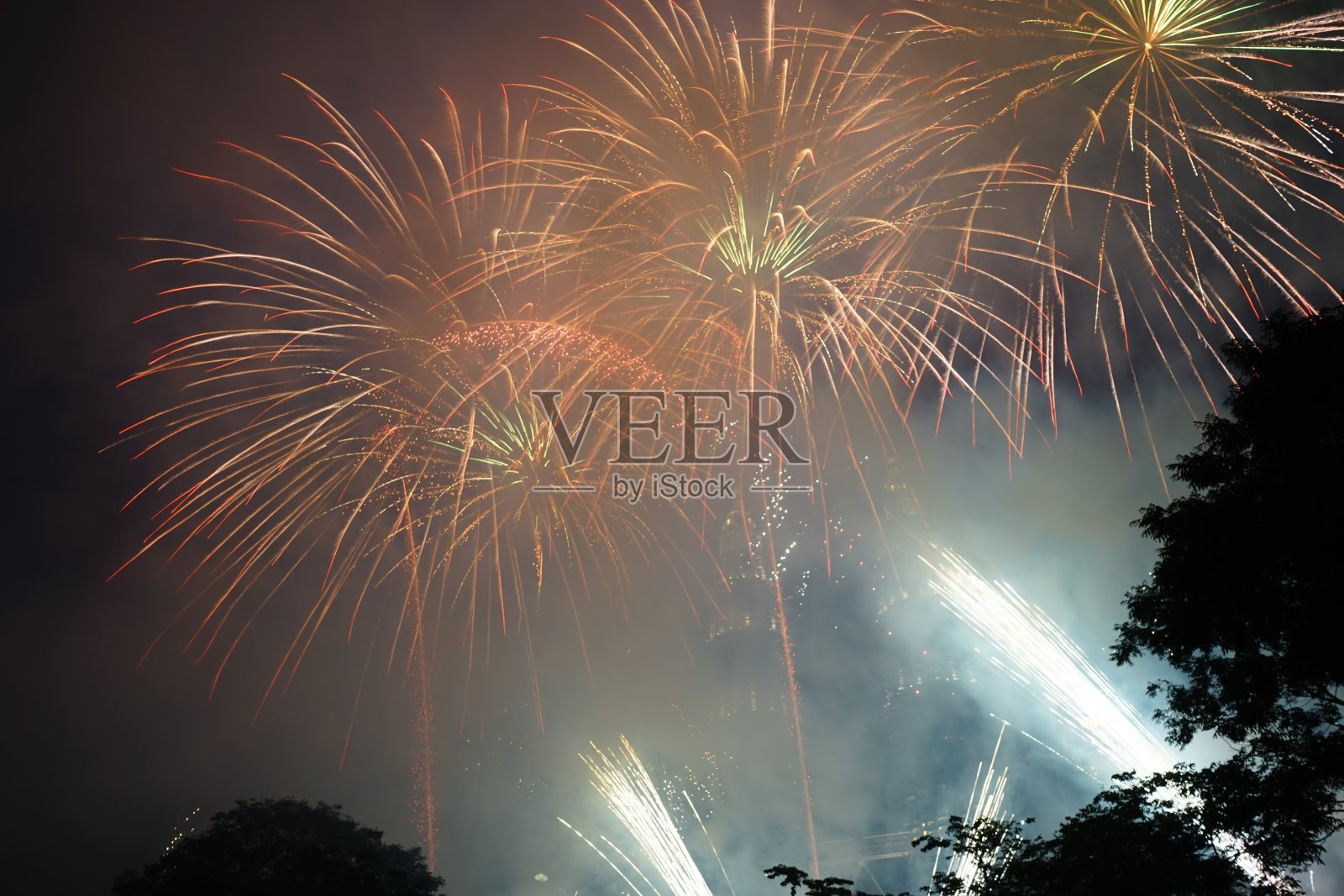 五彩缤纷的烟花在新年里绽放照片摄影图片