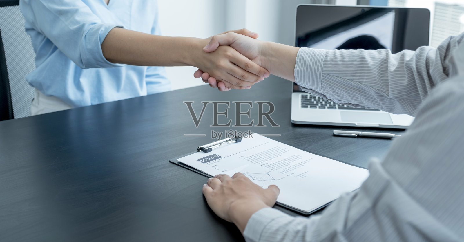 商务主管在会议室面试求职者后握手照片摄影图片