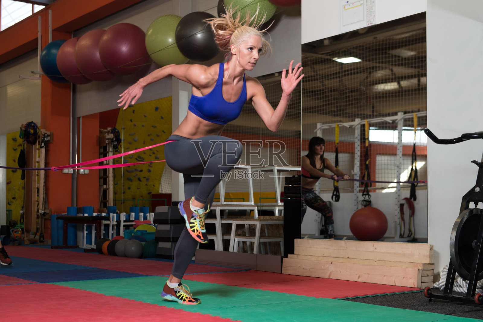 与抵抗乐队一起训练的女子夫妇照片摄影图片