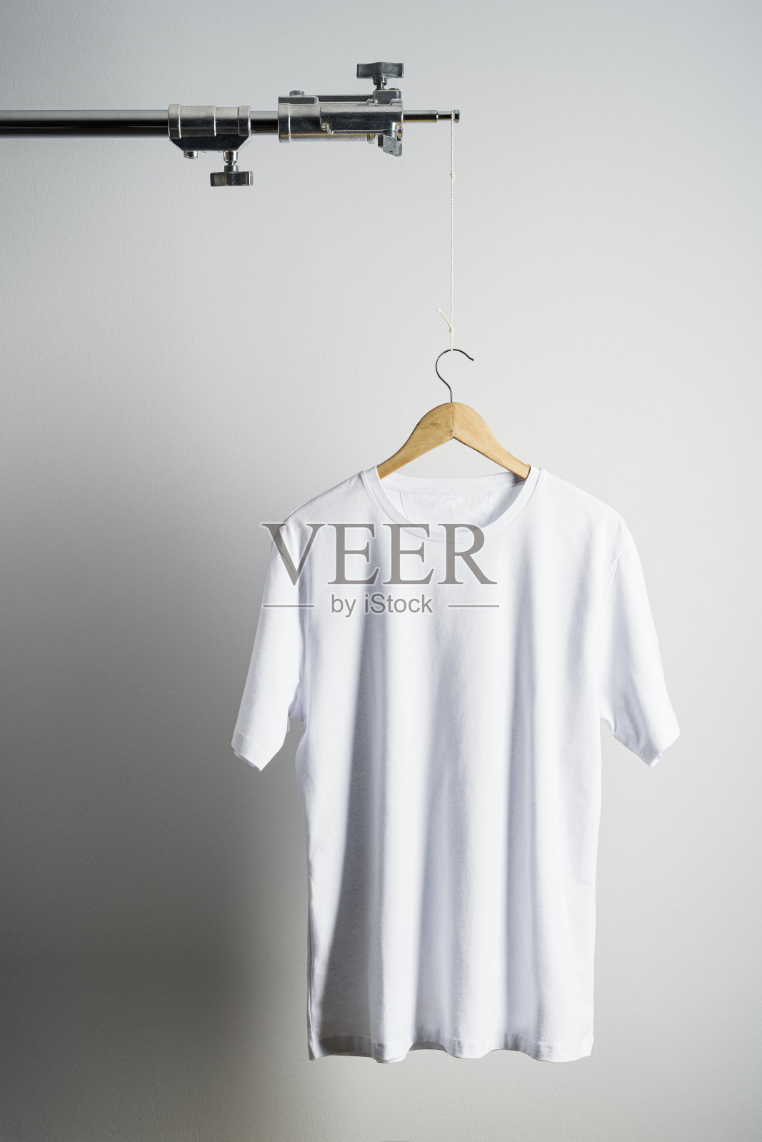 木制衣架上的t恤模型照片摄影图片