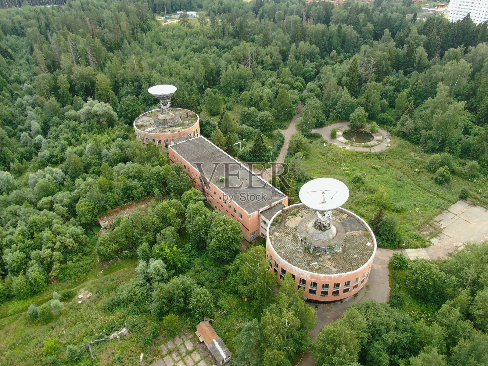 鸟瞰图是一个大空间天线对着一片绿色的森林。空间通信设备照片摄影图片