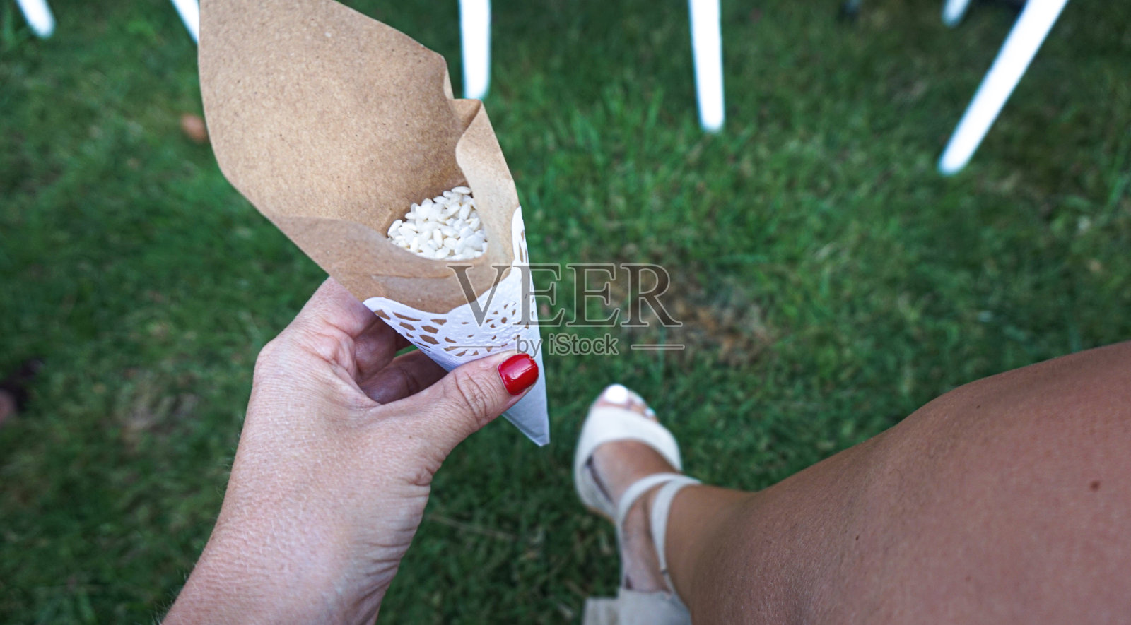 在新娘结婚当天，向新娘投掷大米照片摄影图片