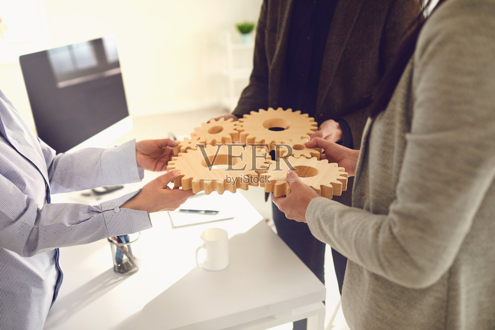 在办公室的商务会议上，商务人员团队连接设备。照片摄影图片