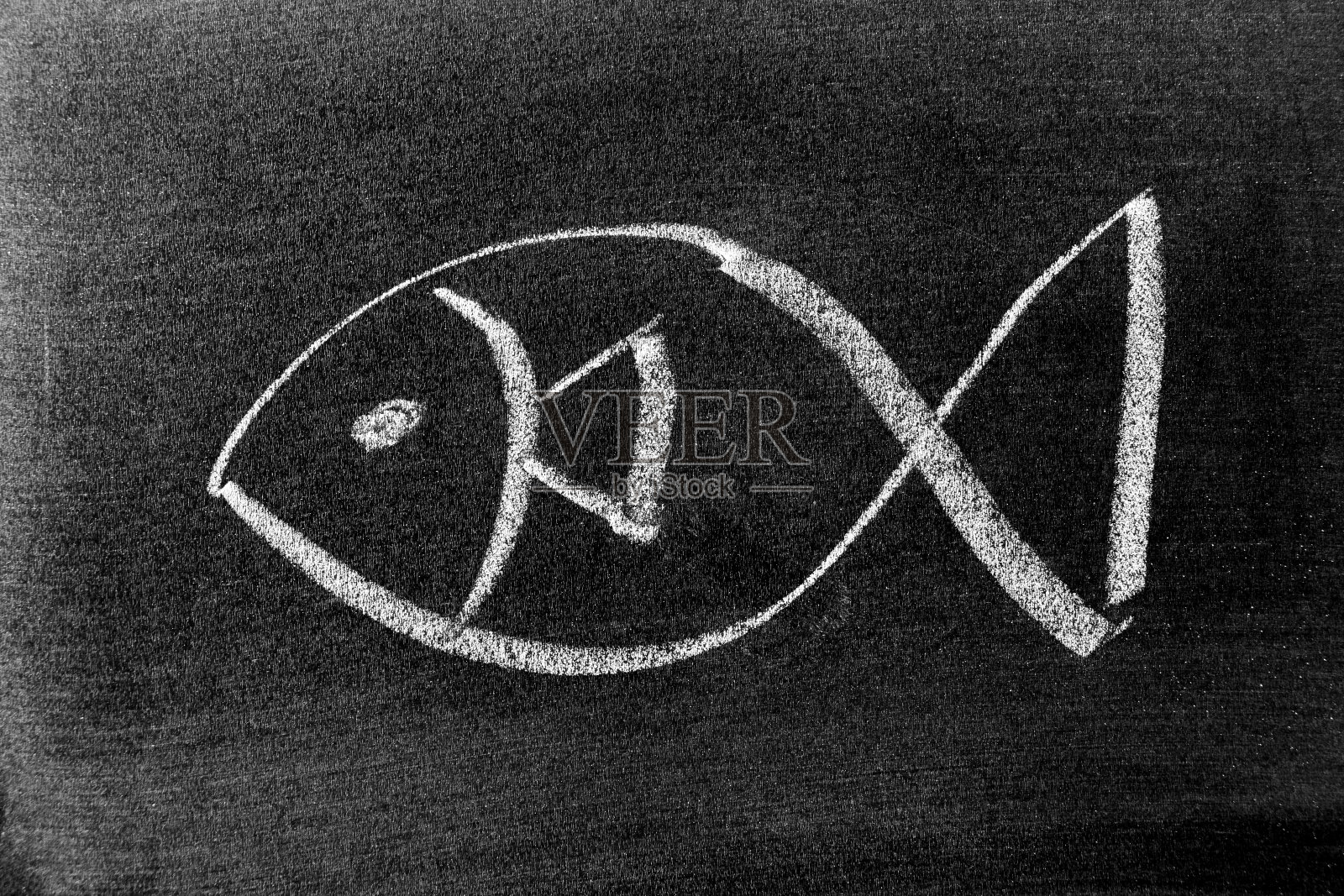 白色粉笔在黑板背景上画鱼的形状照片摄影图片