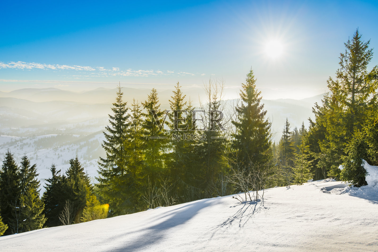 在寒冷的冬天，沙滩车和滑雪道在雪地上照片摄影图片