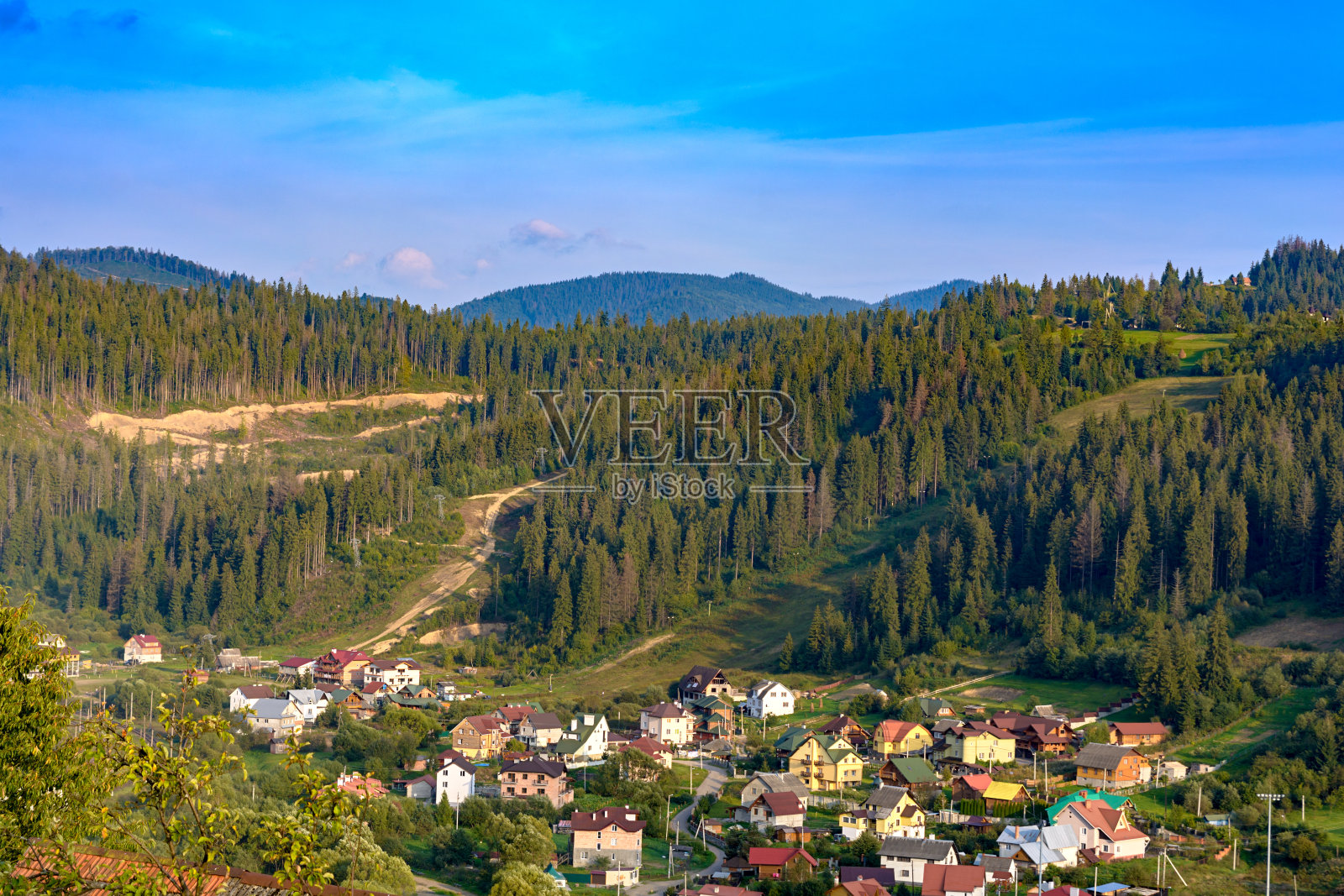 村子在山中，在森林里。照片摄影图片