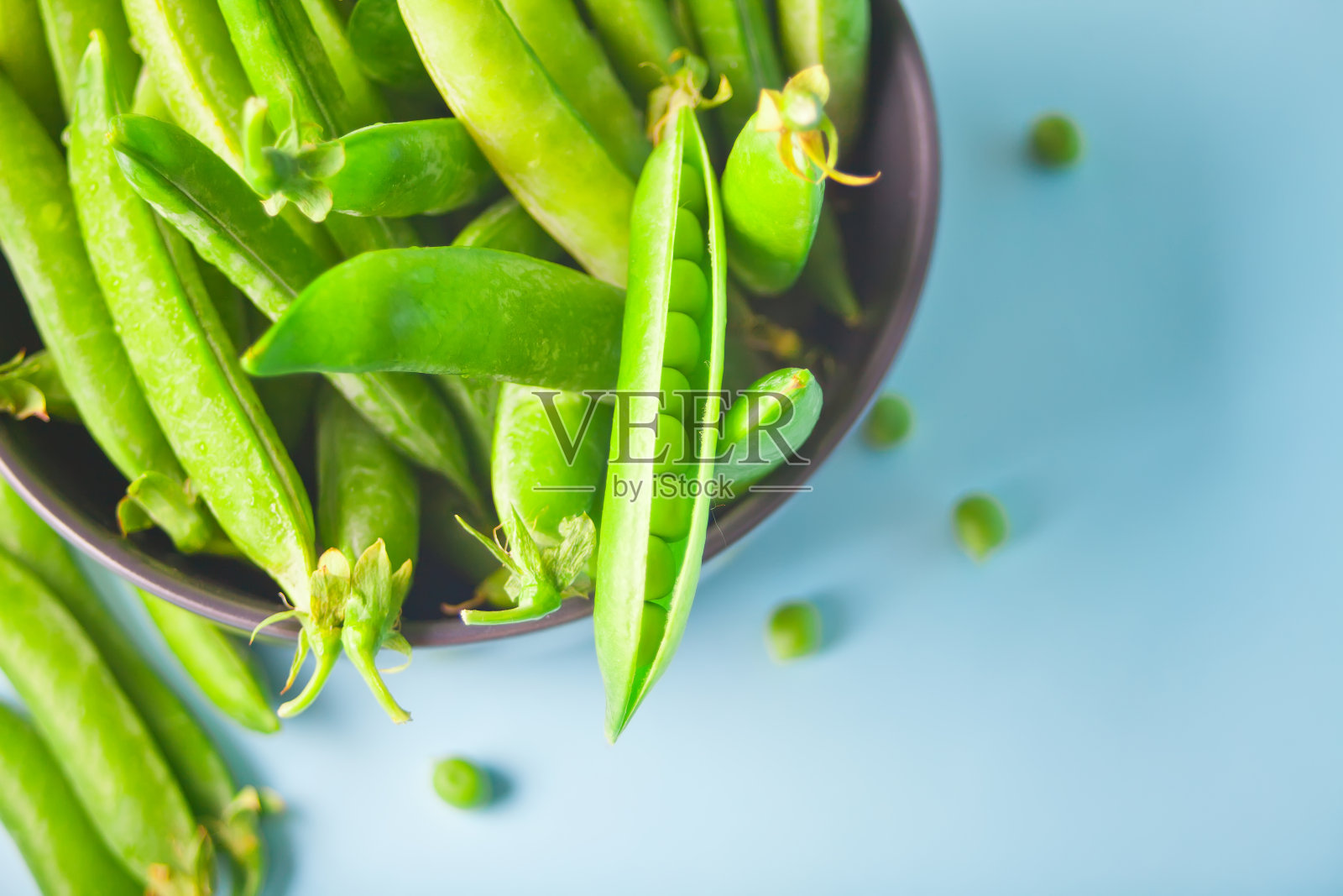 有机新鲜的绿色豌豆和豌豆荚。照片摄影图片