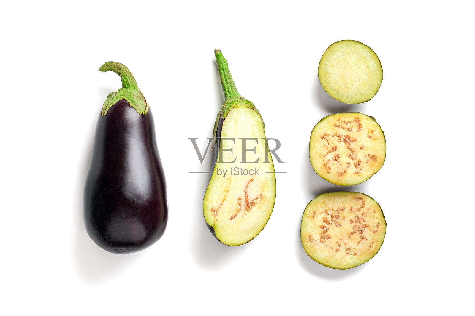 鲜嫩的紫茄子在白色的背景上分离出来，配方来自茄子平铺俯视图模拟乡村风格创意概念照片摄影图片