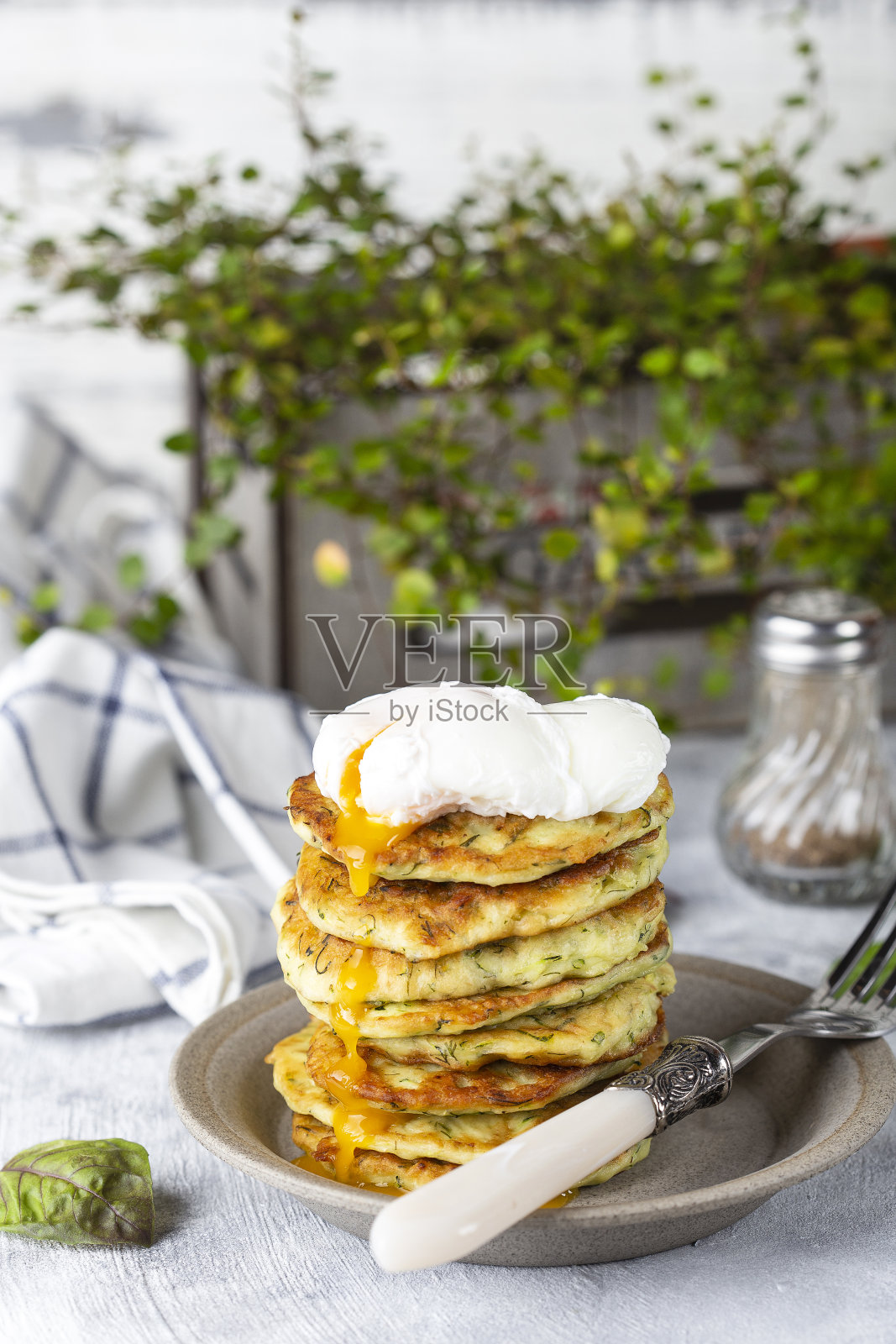西葫芦馅饼或薄煎饼配莳萝和荷包蛋照片摄影图片
