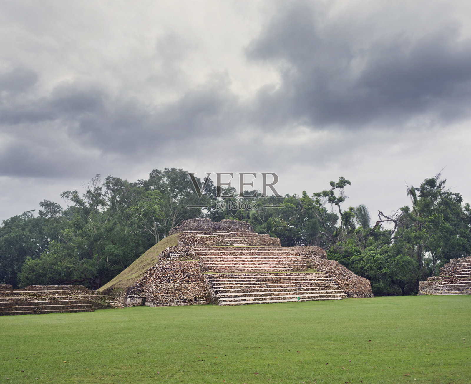 阿尔金哈玛雅遗址在伯利兹的热带丛林照片摄影图片