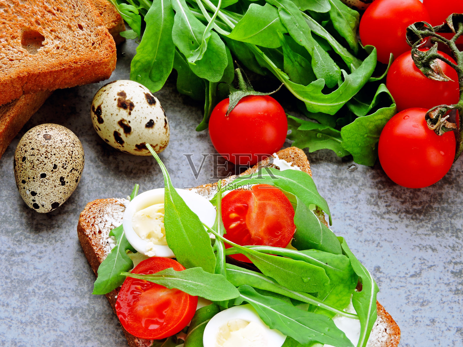 与沙拉祝酒。照片摄影图片