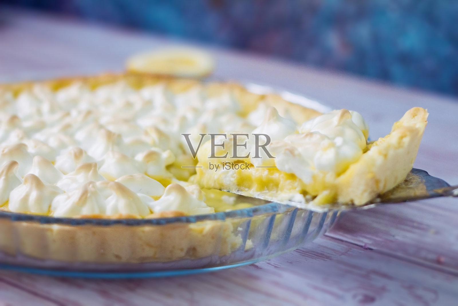 盘子上有柠檬挞和蛋白酥皮。派在复古蛋糕铲。蛋糕加柠檬凝乳。照片摄影图片