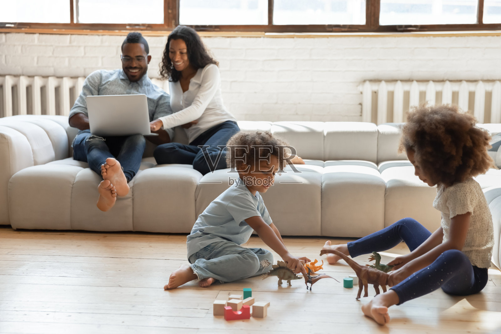 快乐的混血儿家庭在家里一起放松照片摄影图片