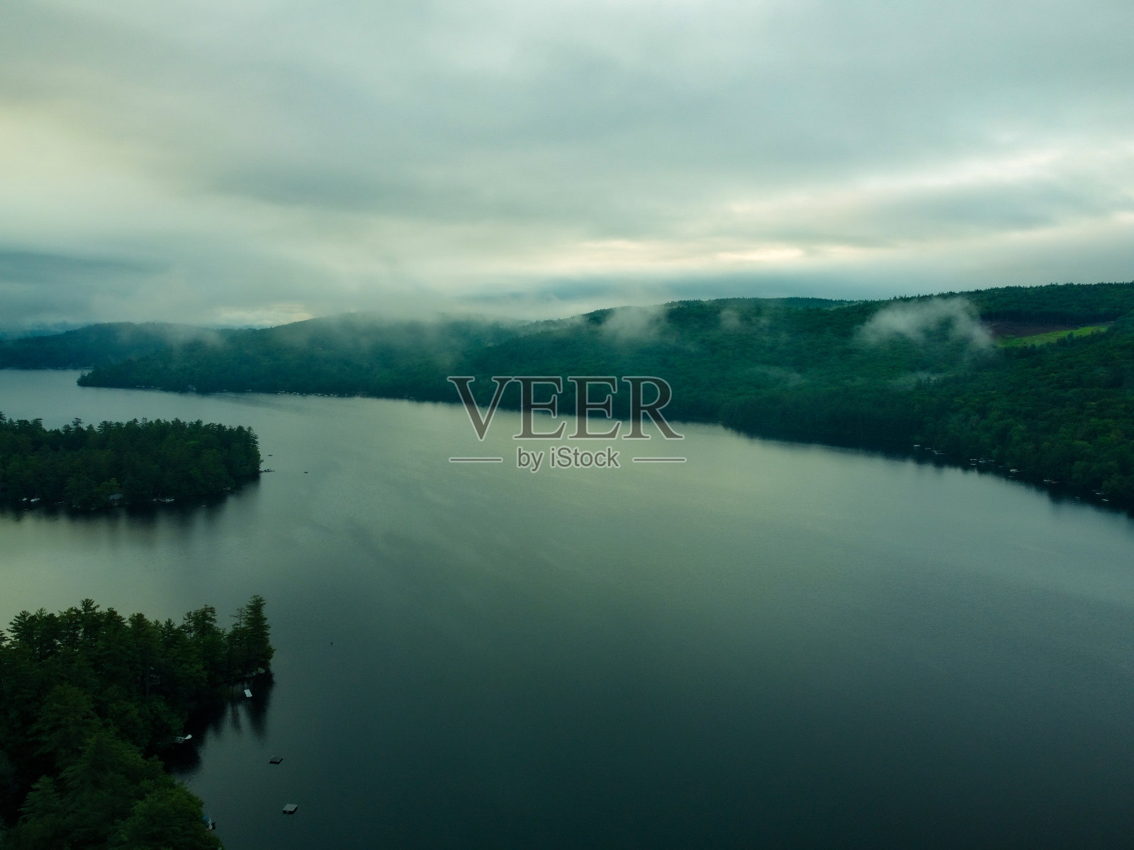 新罕布什尔湖上的岩石照片摄影图片