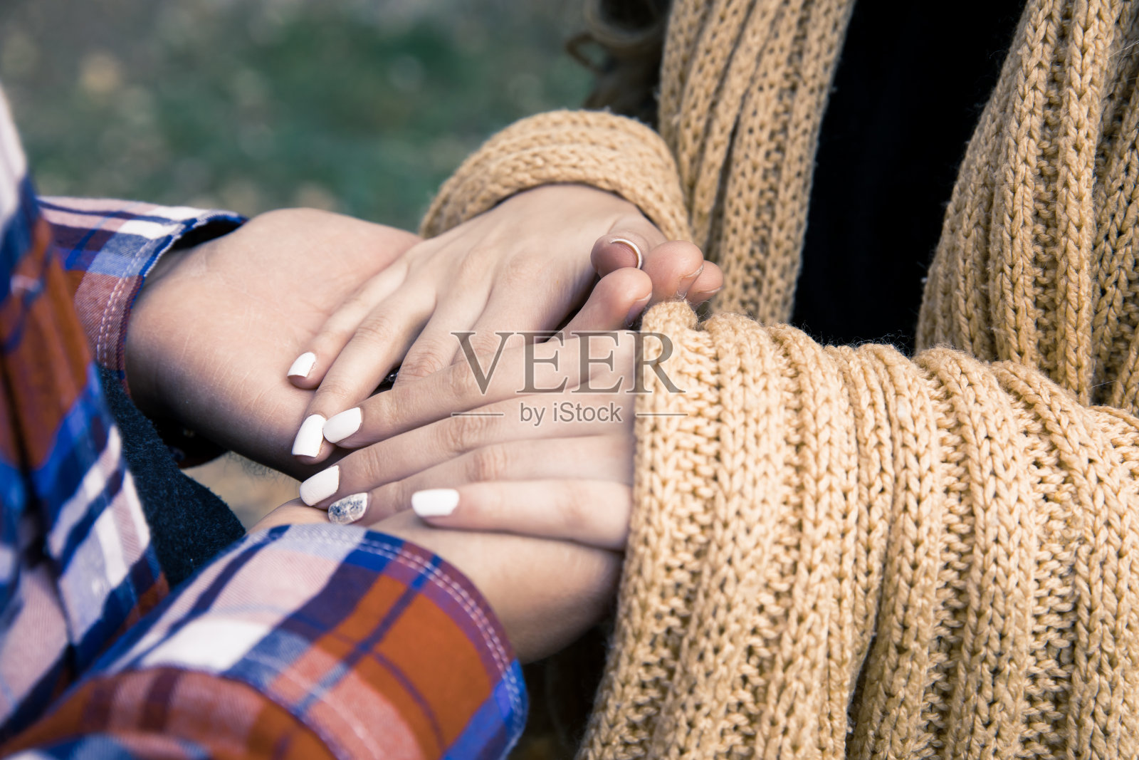 可爱的女人牵着男人的手照片摄影图片