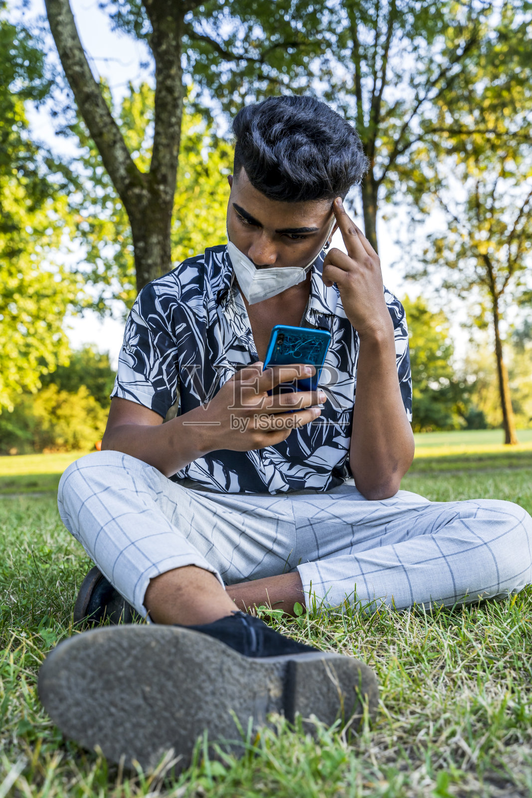 年轻英俊的男子使用智能手机照片摄影图片