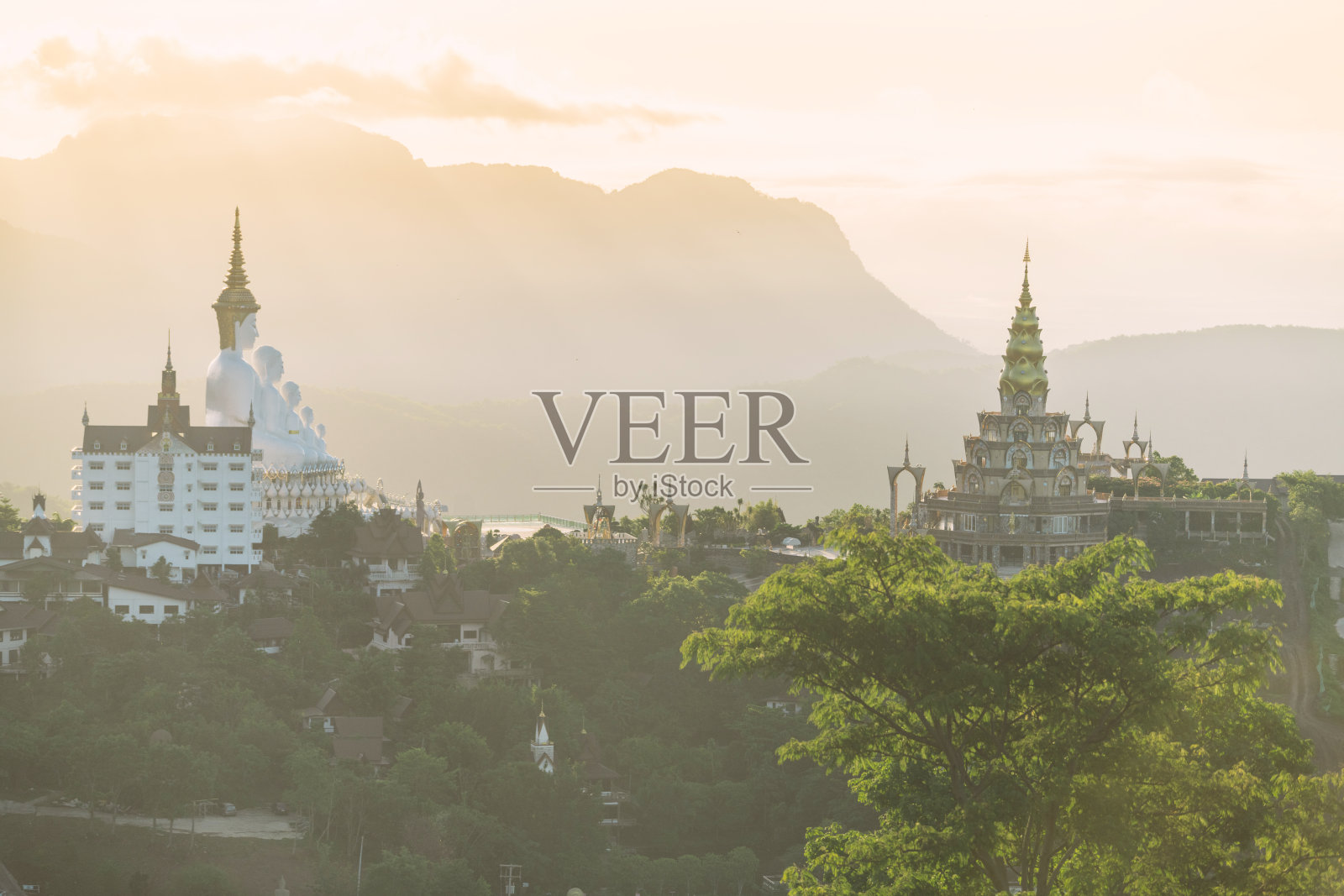 泰国白差汶省佛寺的佛像安装照片摄影图片