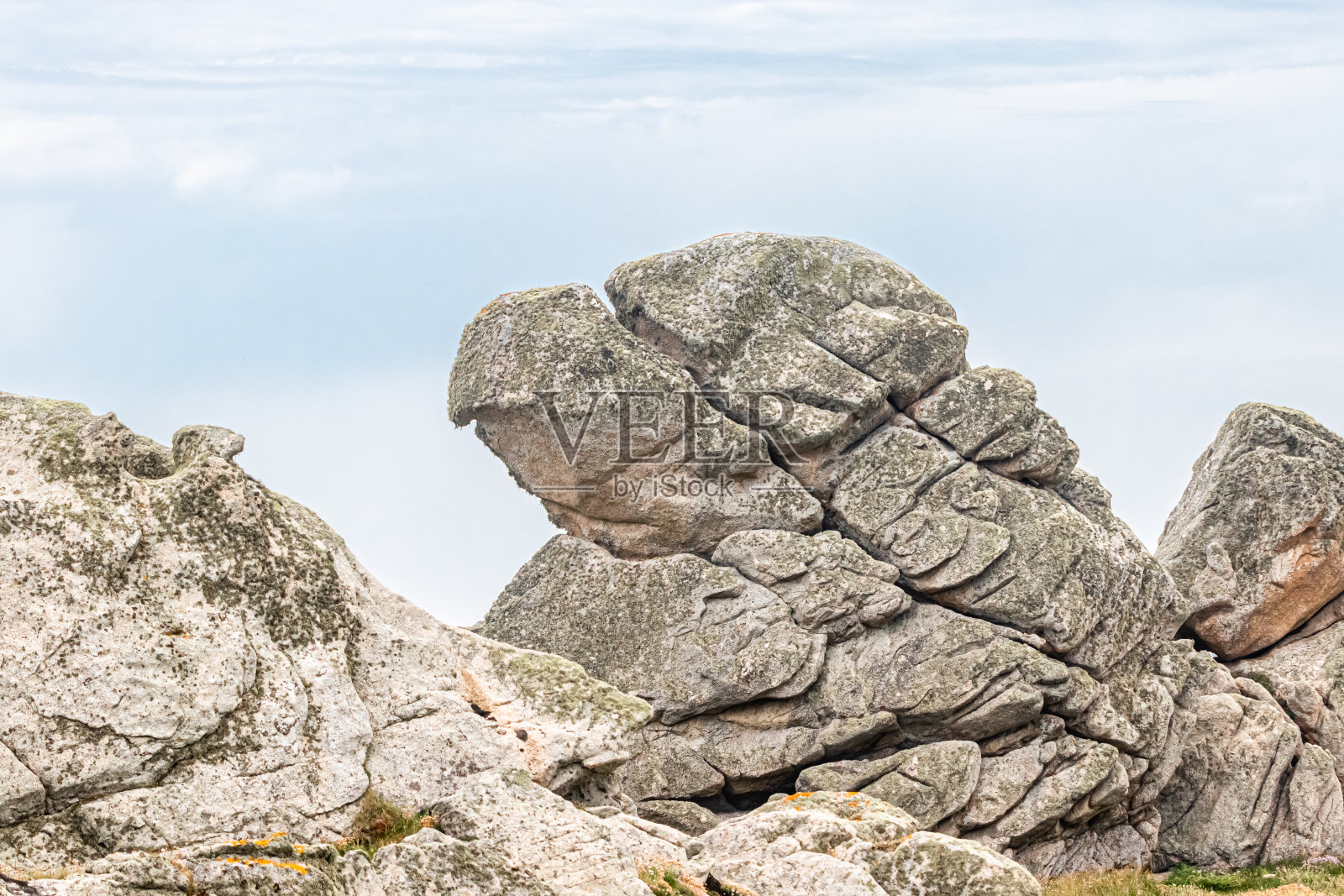 布列塔尼附近的乌桑特岛的岩石海岸照片摄影图片