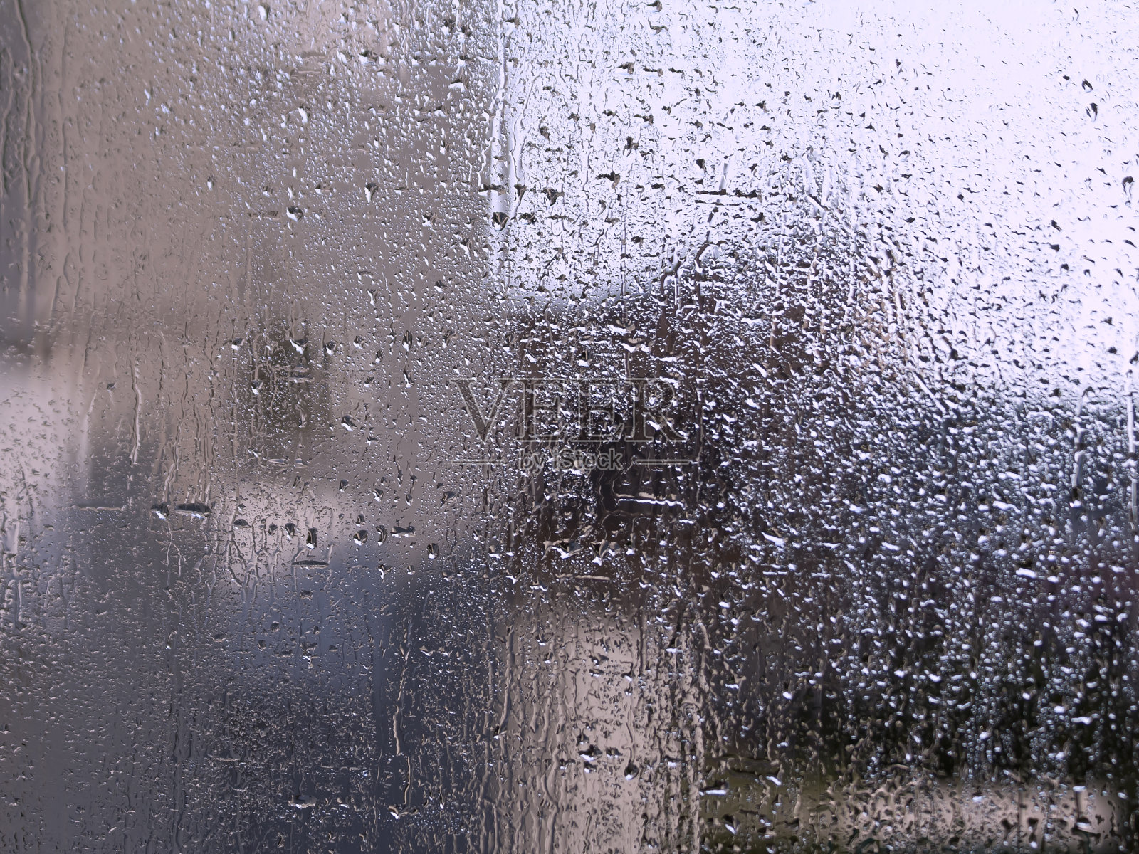 窗玻璃上有雨滴和形状照片摄影图片